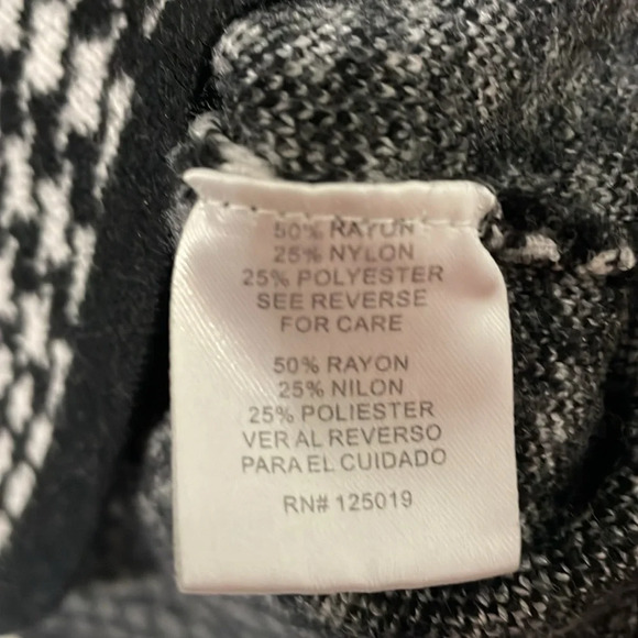 Joseph A. Cropped Black & White Colorblock Sweater Size XL - Picture 6 of 6